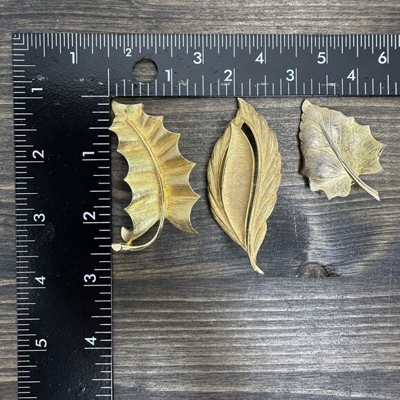 3 Vintage Gold Tone Textured Leaf Brooch Pins Feather Costume Estate Jewelry - Picture 12 of 16